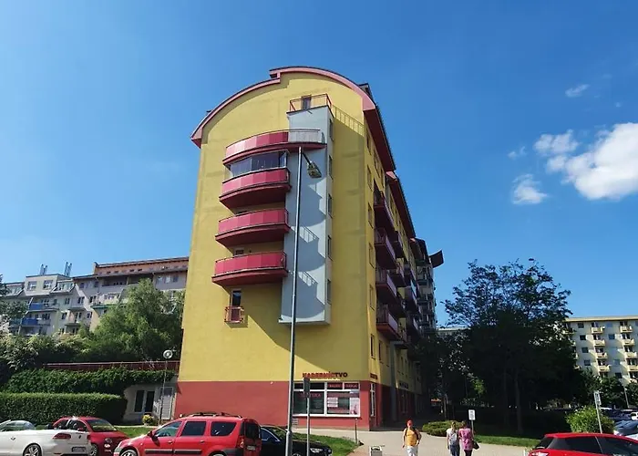 Garden-view Near Center *