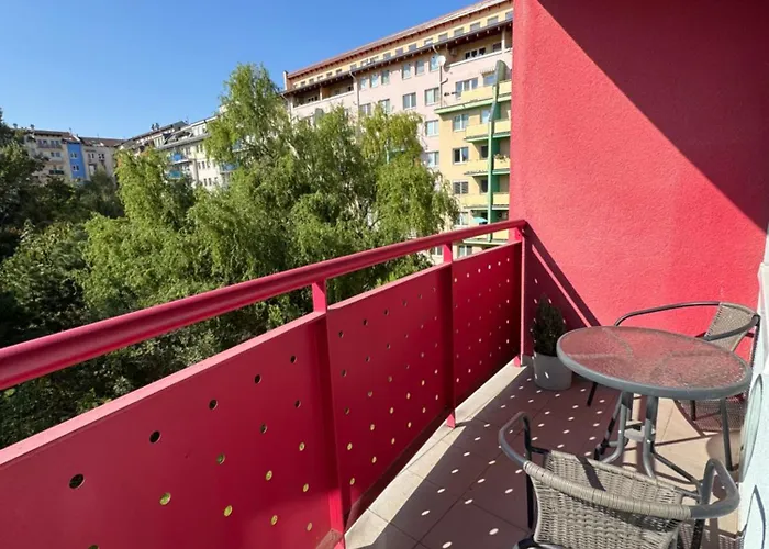 Garden-view Near Center *