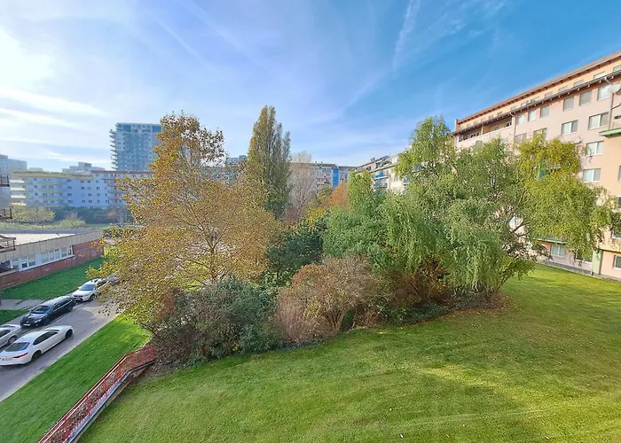 Garden-view Near Center Apartment *